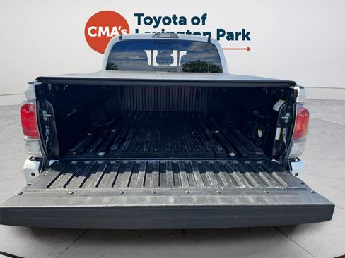 Used 2022 Toyota Tacoma TRD Off-Road w/ Technology Package AWD/4WD image 13