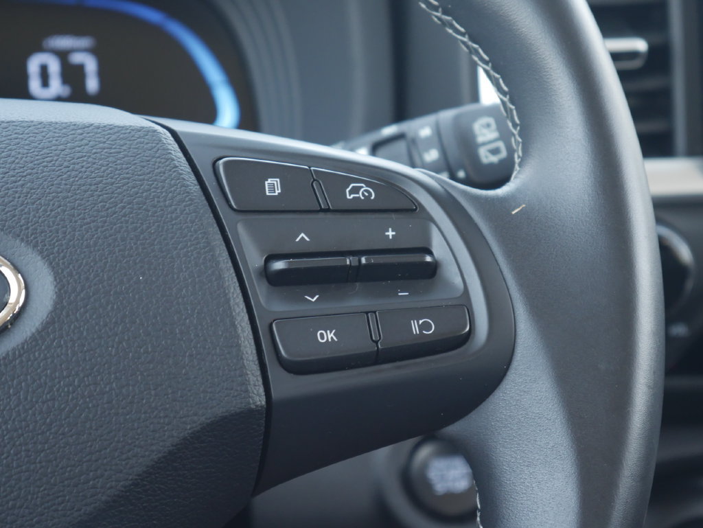 Used 2025 Hyundai Venue SEL FWD image 9