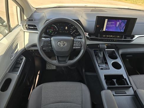 Used 2025 Toyota Sienna LE FWD image 14