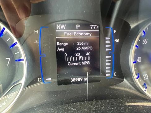 Used 2018 Chrysler Pacifica Touring-L FWD image 11