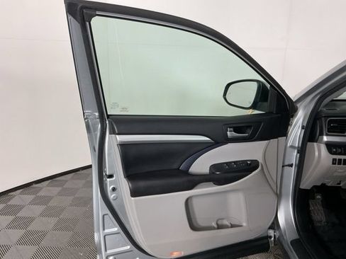 Used 2017 Toyota Highlander XLE AWD/4WD image 12