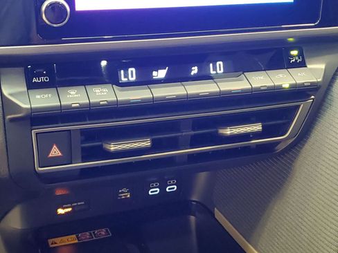 Used 2025 Toyota Camry SE FWD image 28