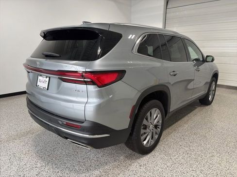 Used 2025 Buick Enclave Preferred FWD image 3