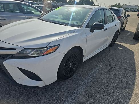 Used 2019 Toyota Camry SE FWD image 1