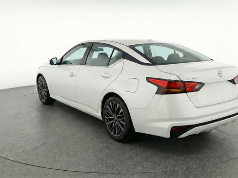 Used 2025 Nissan Altima 2.5 SV FWD image 6