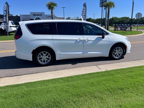 Certified 2025 Chrysler Pacifica Select FWD image 2
