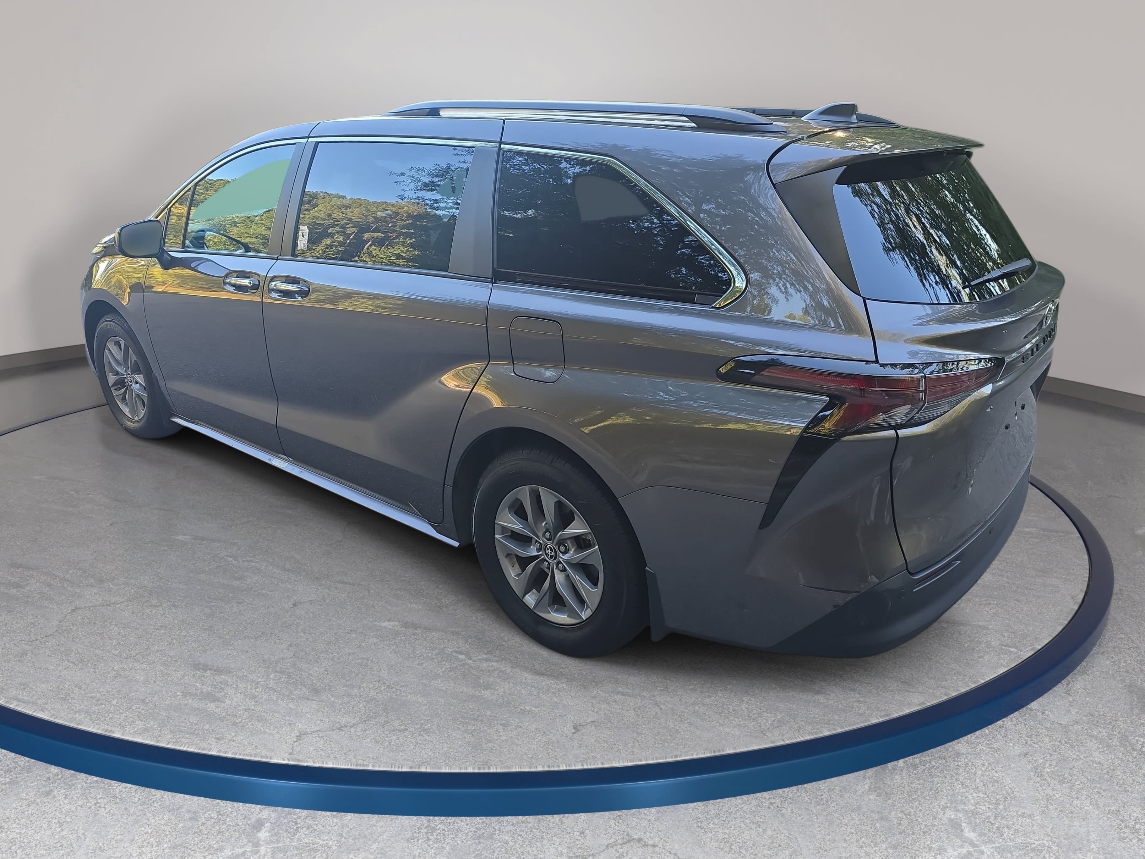 Used 2024 Toyota Sienna XLE FWD image 7