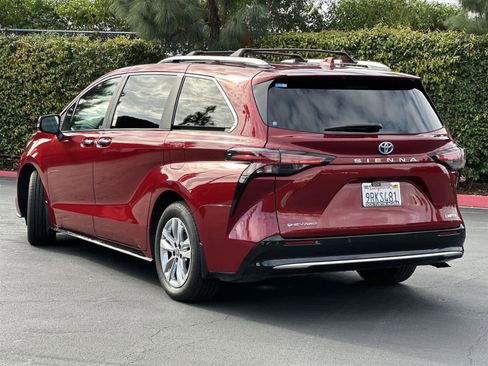 Used 2025 Toyota Sienna Limited image 4