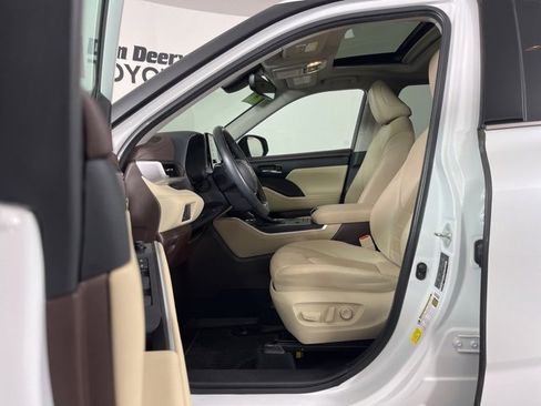Certified 2022 Toyota Highlander XLE image 3