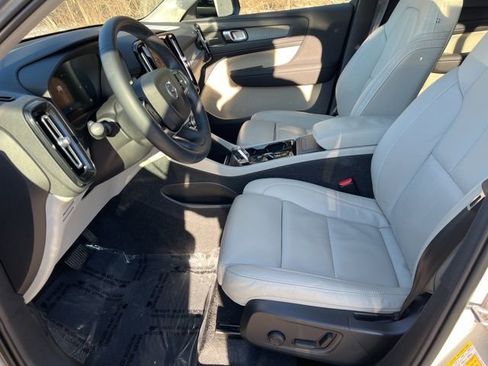 Certified 2023 Volvo XC40 B5 Plus w/ Climate Package image 27