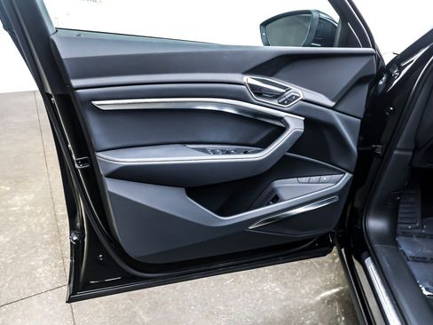 Used 2024 Audi Q8 e-tron Premium Plus image 22