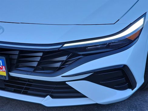 Certified 2025 Hyundai Elantra Limited image 32