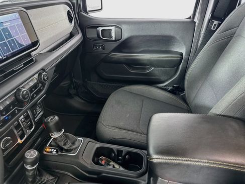 Used 2025 Jeep Wrangler Unlimited Sahara AWD/4WD image 23