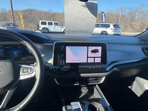 Used 2025 Volkswagen Atlas Cross Sport SE image 19