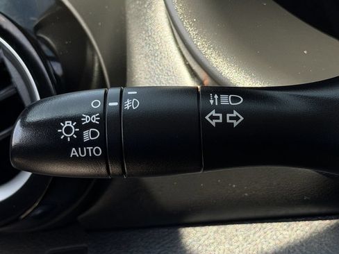 Used 2019 Nissan Kicks SR w/ SR Premium Package FWD image 23