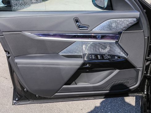 Used 2025 BMW 750e xDrive w/ Premium Package image 17