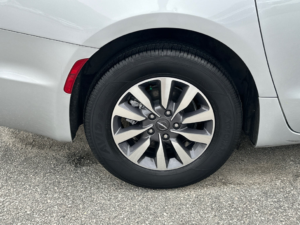 Used 2024 Chrysler Pacifica Limited FWD image 16