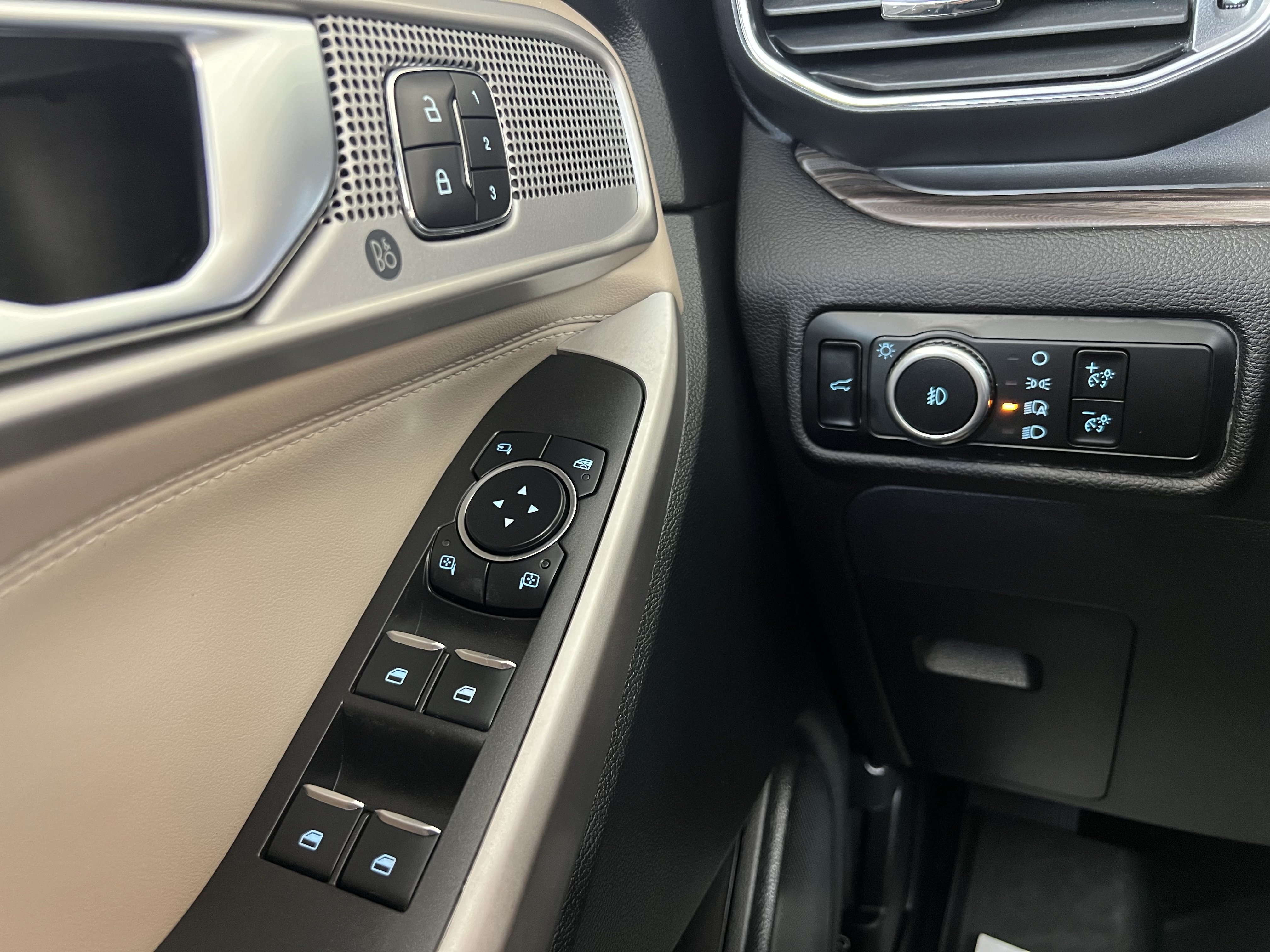 Used 2024 Ford Explorer Limited w/ Equipment Group 301A AWD/4WD image 43