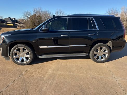 Used 2018 Cadillac Escalade Luxury image 2