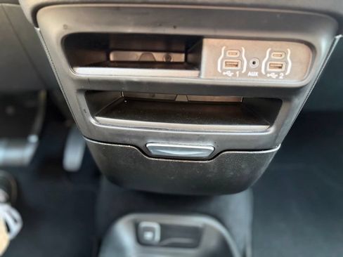 Certified 2025 Chrysler Pacifica Select FWD image 31