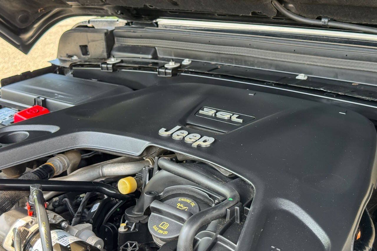 Used 2021 Jeep Wrangler Unlimited Sahara AWD/4WD image 41
