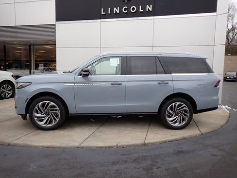 New 2025 Lincoln Navigator Reserve image 9