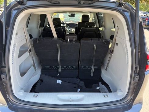 Used 2023 Chrysler Pacifica Limited FWD image 13
