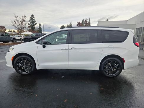 New 2026 Chrysler Pacifica Limited w/ S Appearance Package image 3