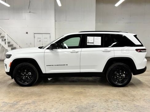 Used 2025 Jeep Grand Cherokee Altitude RWD image 4