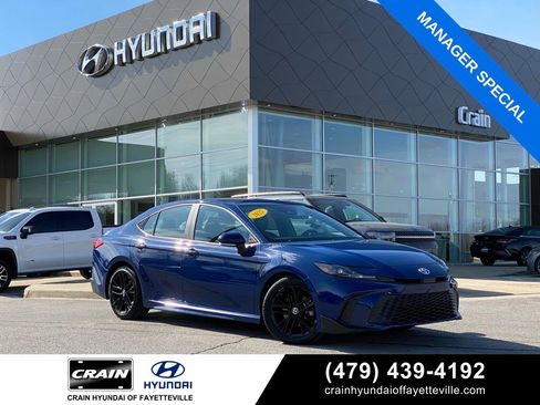 Used 2025 Toyota Camry SE FWD image 1