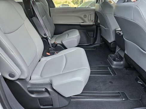 Used 2022 Toyota Sienna XLE FWD image 19