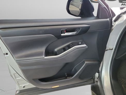 Certified 2023 Toyota Highlander XLE image 26