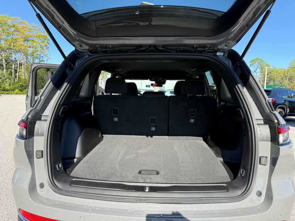 New 2027 Jeep Grand Cherokee Laredo RWD image 32