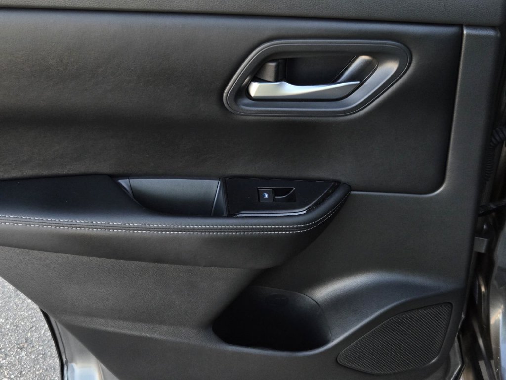 Certified 2024 Nissan Rogue SV FWD image 11