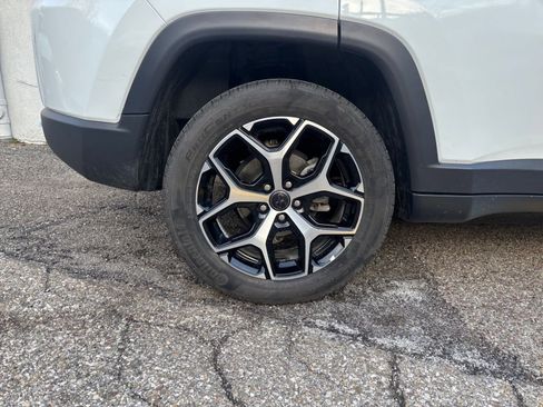 Used 2025 Jeep Compass Limited image 31