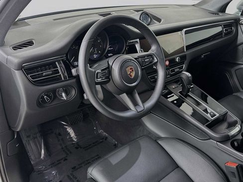 Certified 2025 Porsche Macan image 4
