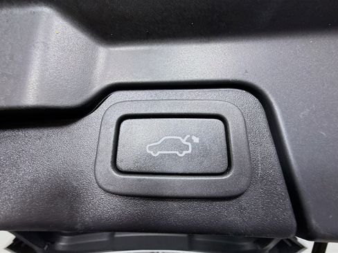 Used 2019 Land Rover Range Rover Evoque SE image 41