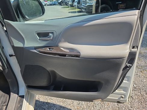 Used 2018 Toyota Sienna XLE w/ XLE Navigation Package AWD/4WD image 18