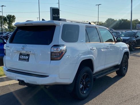 Used 2022 Toyota 4Runner SR5 AWD/4WD image 7