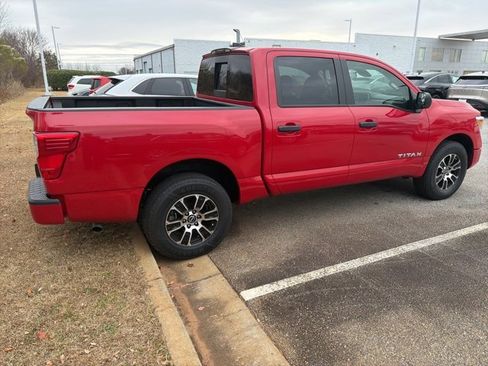 Used 2023 Nissan Titan SV image 6