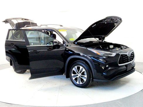 Certified 2024 Toyota Highlander XLE image 12