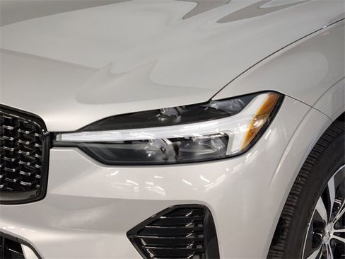 Used 2025 Volvo XC60 B5 Core image 12