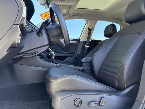 Used 2023 Volkswagen Jetta SE w/ Panoramic Sunroof Package image 16