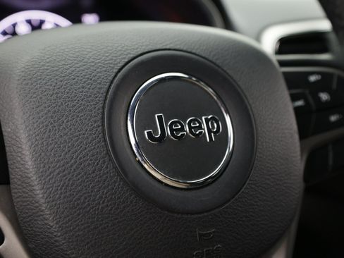 Used 2019 Jeep Grand Cherokee Laredo RWD image 24