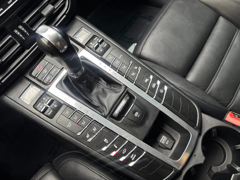 Used 2020 Porsche Macan Turbo AWD/4WD image 69