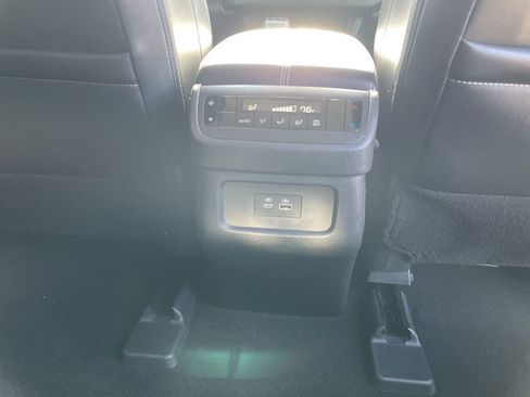 Used 2025 Nissan Pathfinder SL AWD/4WD image 36