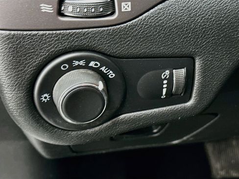 Used 2021 Jeep Cherokee Latitude AWD/4WD image 17