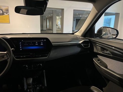 Used 2025 Chevrolet TrailBlazer LT image 35