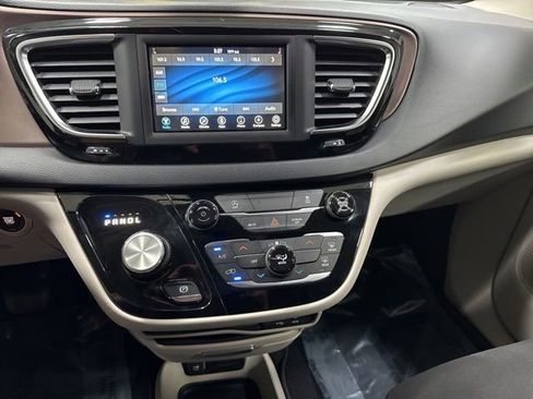 Used 2020 Chrysler Voyager LX FWD image 18