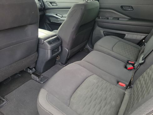 Used 2024 Nissan Pathfinder SV image 9